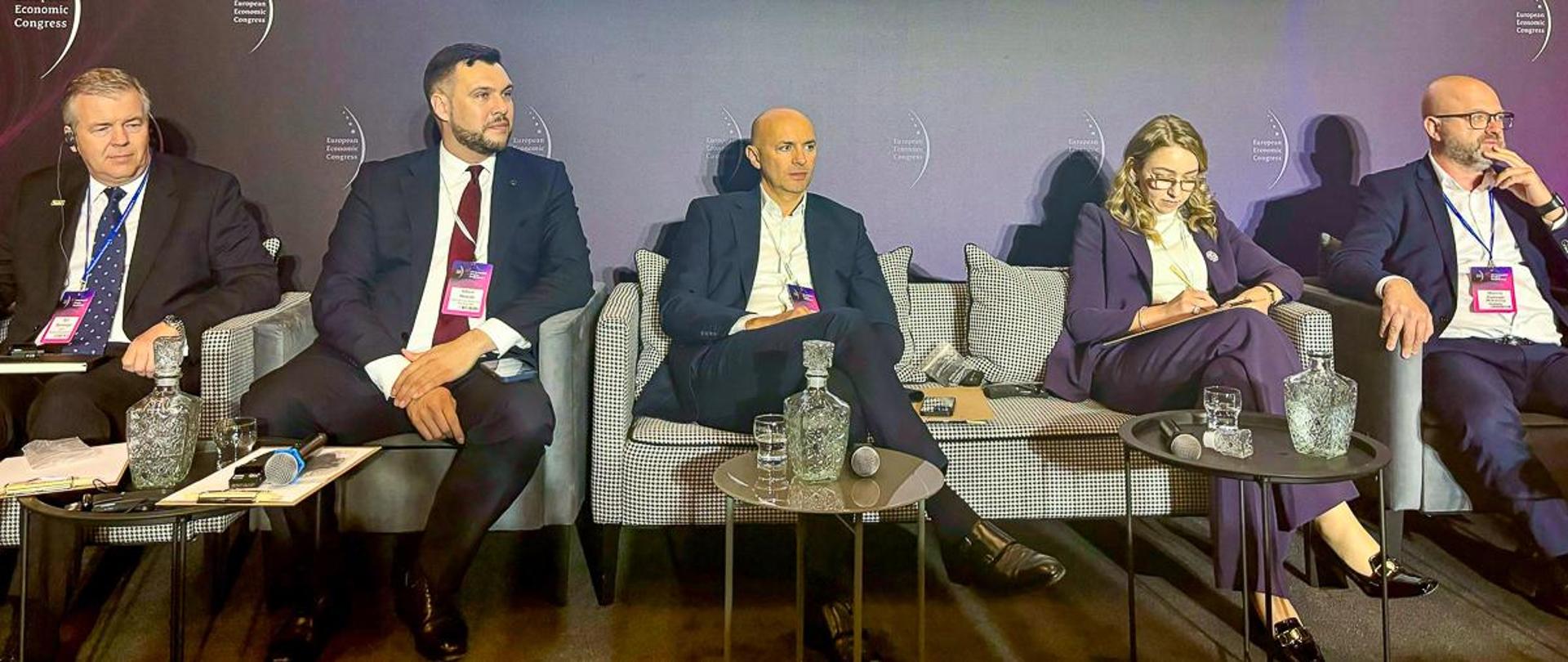 Wiceminister Adam Nowak (drugi z lewej) bierze udział w panelu dyskusyjnym