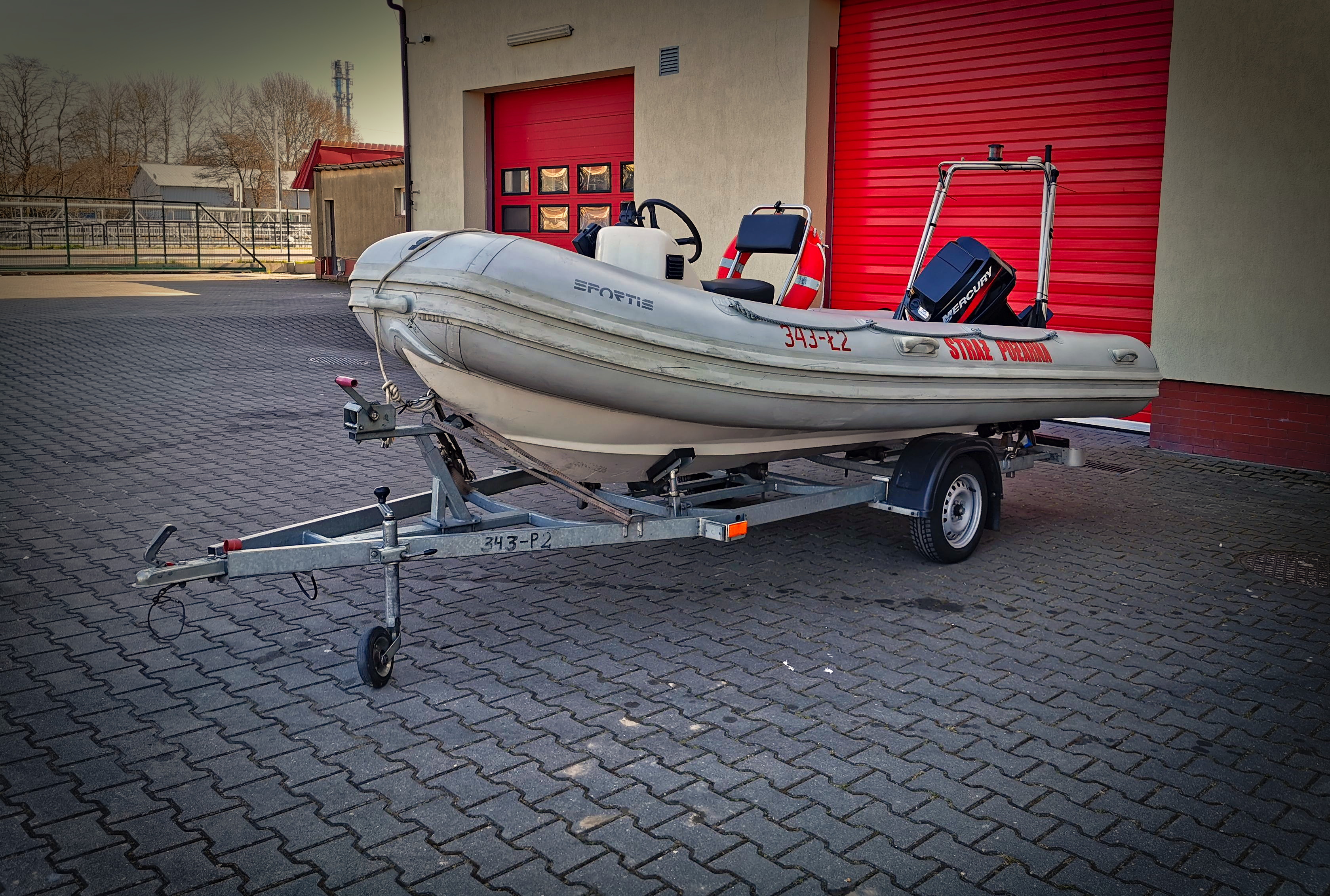 Ł2 łódź hybrydowa Sportis seria R.I.B. Clasic MC-4700, Silnik 45kW napęd śrubowy, 6 osób. Na przyczepce P2.