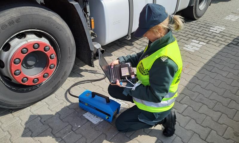 Inspektorzy ITD sprawdzali m.in. poziom zadymienia spalin w kontrolowanych ciężarówkach.