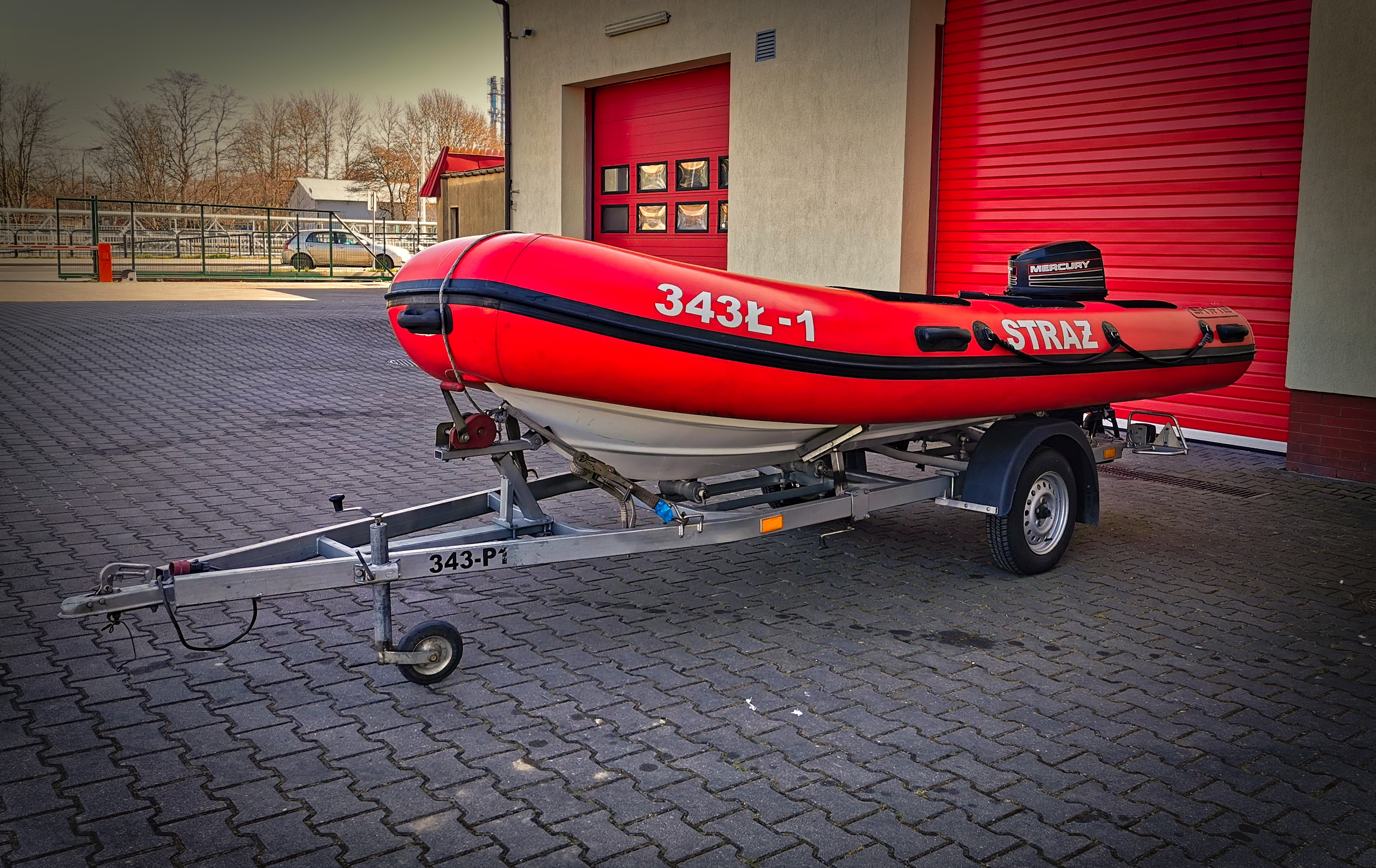 Ł1 łódź hybrydowa Sportis seria R.I.B Clasic MC-4500, Silnik 19kW napęd śrubowy, 6 osób. Na przyczepce P1.