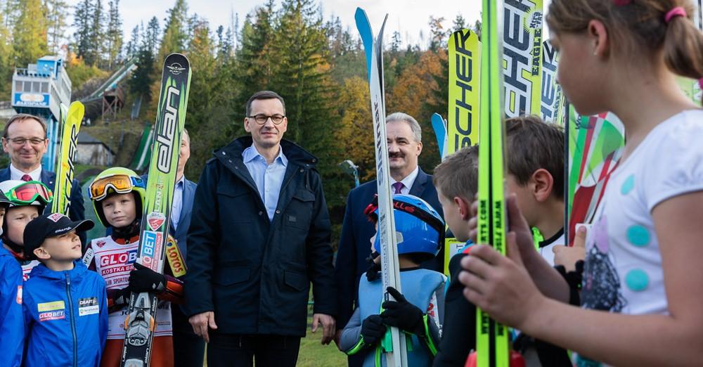 Premier Mateusz Morawiecki stanął do zdjęcia z narciarzami. 