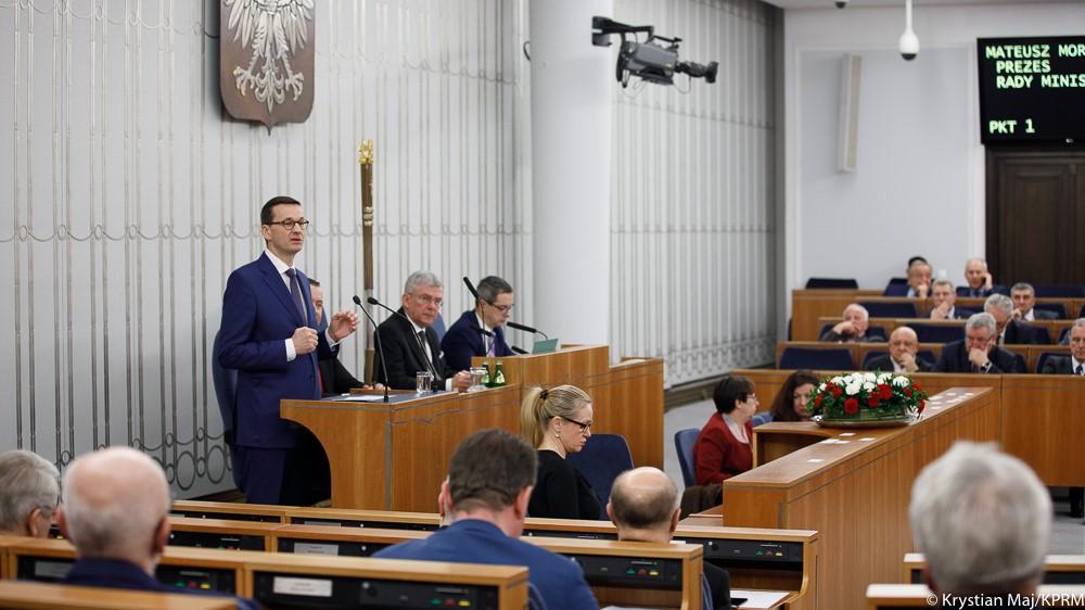 Premier Mateusz Morawiecki przemawia podczas posiedzenia senatu.