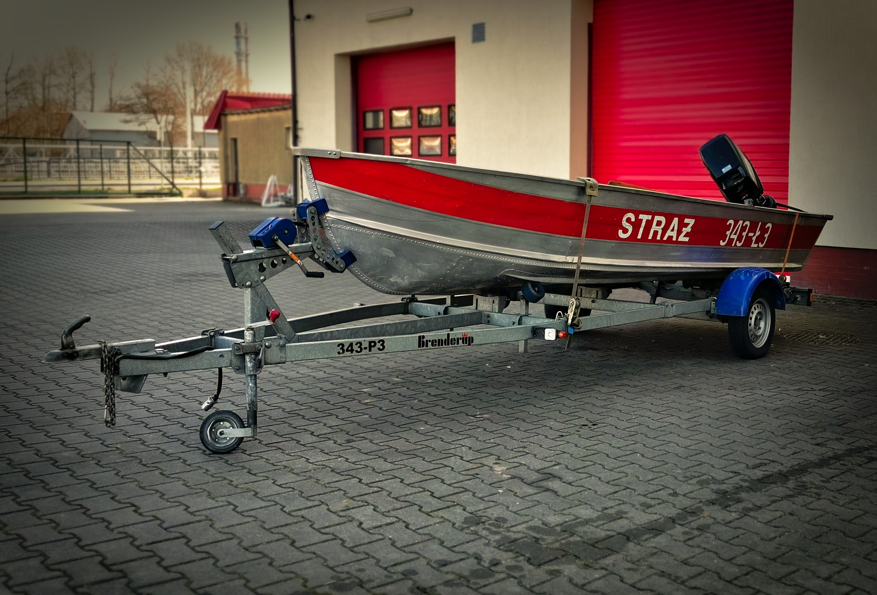 Ł3 łódź aluminiowa QuickSilver Seria 500 SF, Silnik 30kW napęd strugowy, 6 osób. Na przyczepce P3. Masa całkowita każdej przyczepki 750kg.