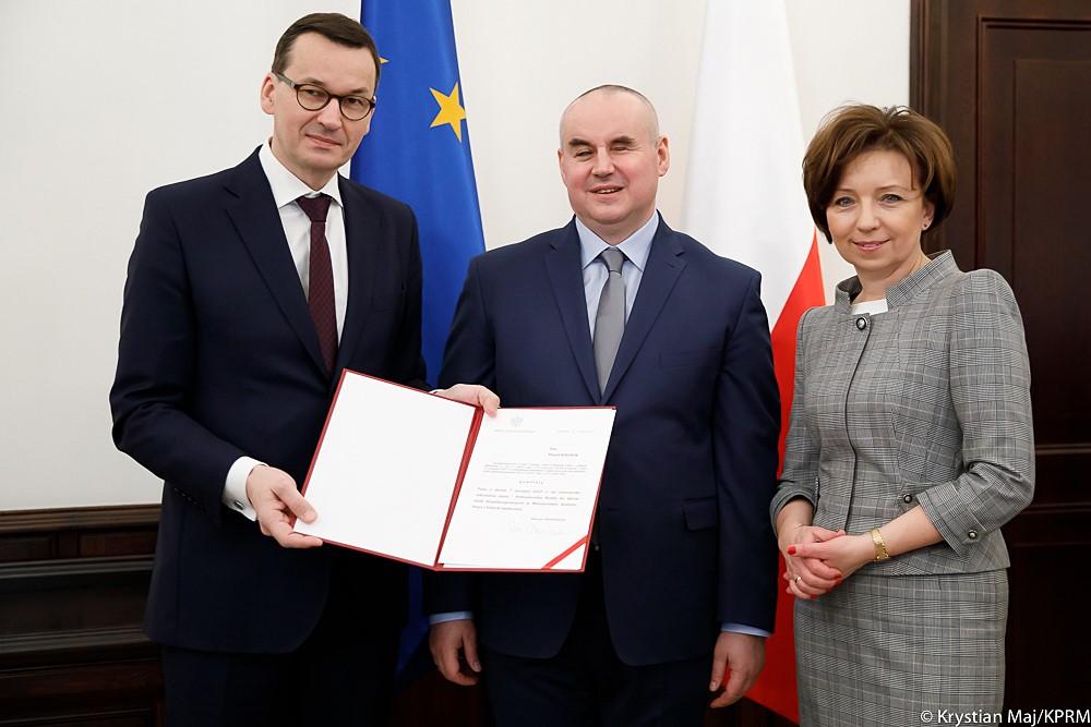 Premier Mateusz Morawiecki, Paweł Wdówik i minister Marlena Maląg.