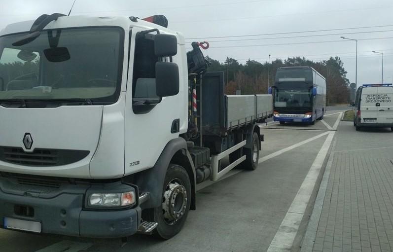 Kontrolowana ciężarówka i stojący obok radiowóz ITD.