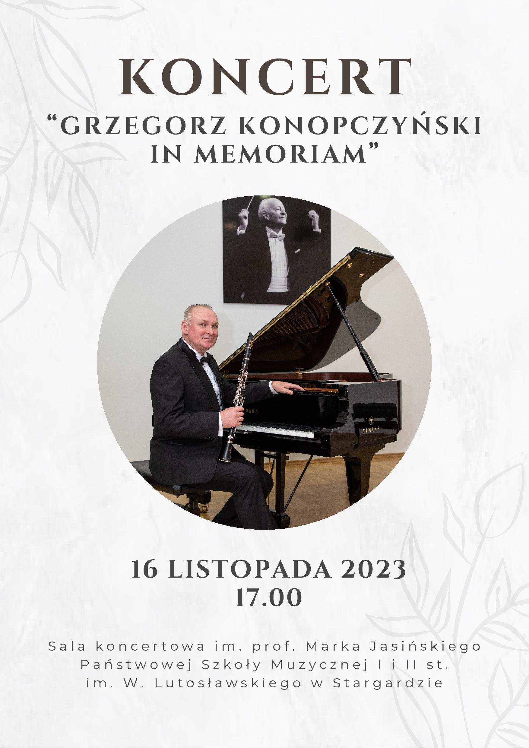 Plakat koncertu "Grzegorz Konopczyński in memoriam" w dniu 16 listopada 2023. Na plakacie w pozycji centralnej umieszczone jest zdjęcie śp. Grzegorza Konopczyńskiego siedzącego w przy fortepianie i trzymającego w prawej ręce klarnet. 