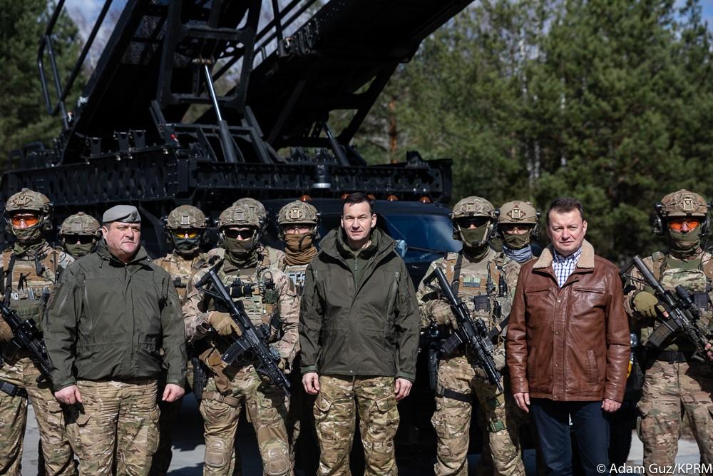 Premier Mateusz Morawiecki oraz minister Mariusz Błaszczak podczas wspólnego zdjęcia z żołnierzami JW GROM.