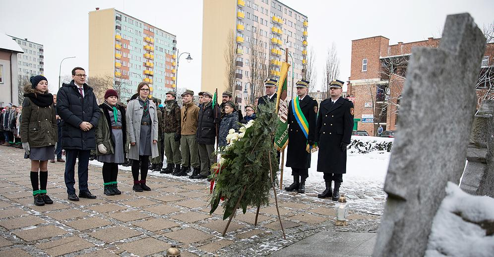 Premier Mateusz Morawiecki składa wieniec przed Pomnikiem Ofiar Terroru Komunistycznego i kwiaty pod tablicą upamiętniającą wizytę śp. prezydenta Lecha Kaczyńskiego w Ostrołęce.