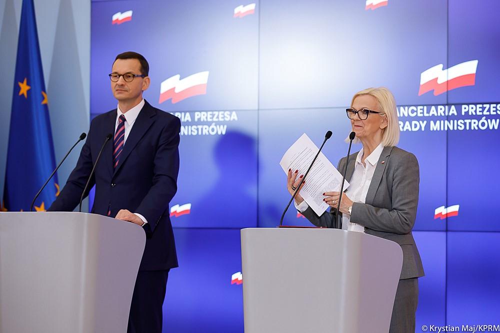 Premier Mateusz Morawiecki oraz Minister Bożena Borys-Szopa podczas konferencji prasowej.