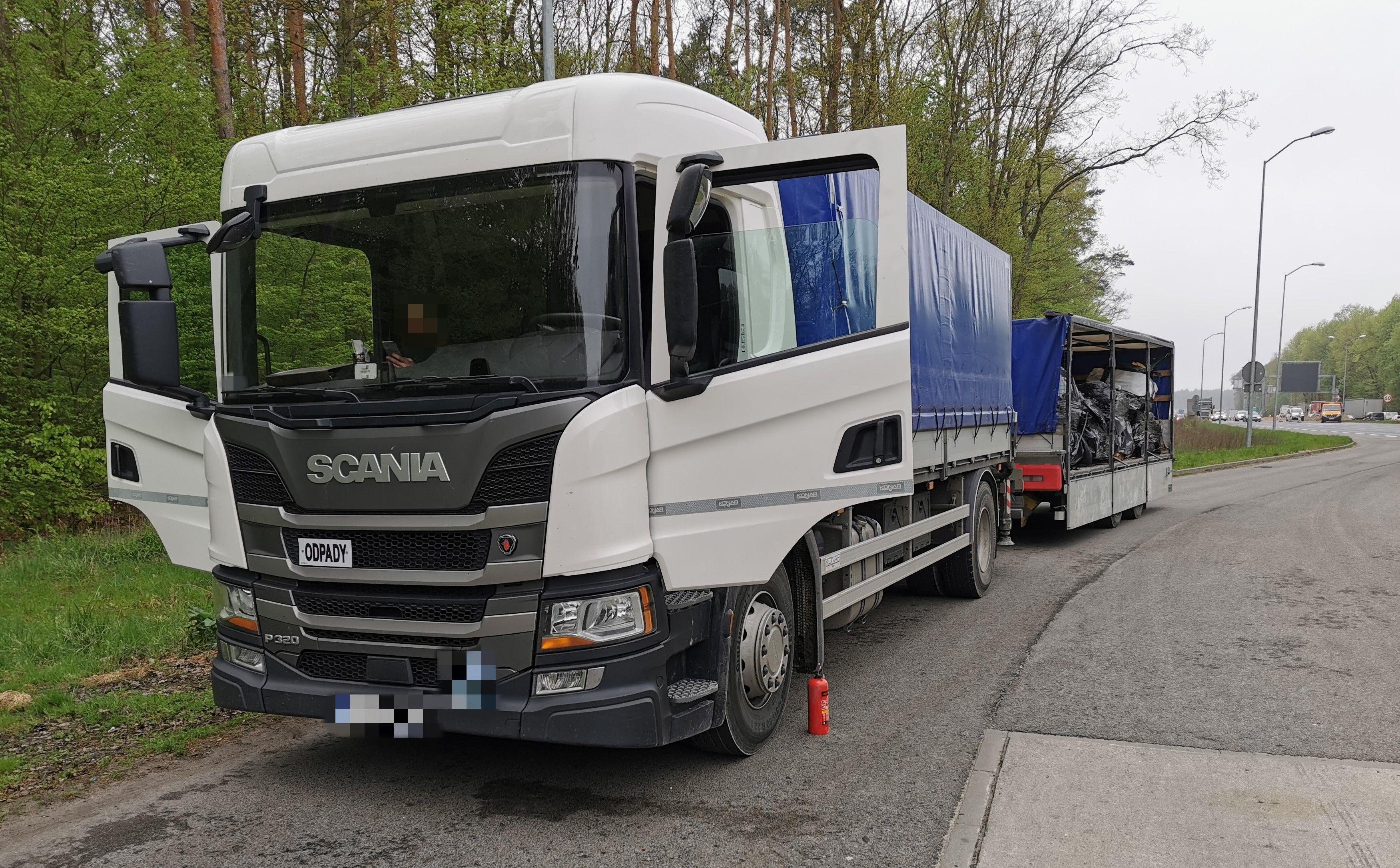 Ciężarówkę przewożącą eternit zatrzymano do kontroli w Szczecinie.