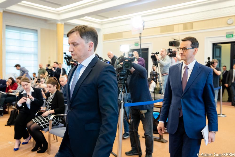 Minister Zbigniew Ziobro i premier Mateusz Morawiecki wchodzą na salę konferencyjną.