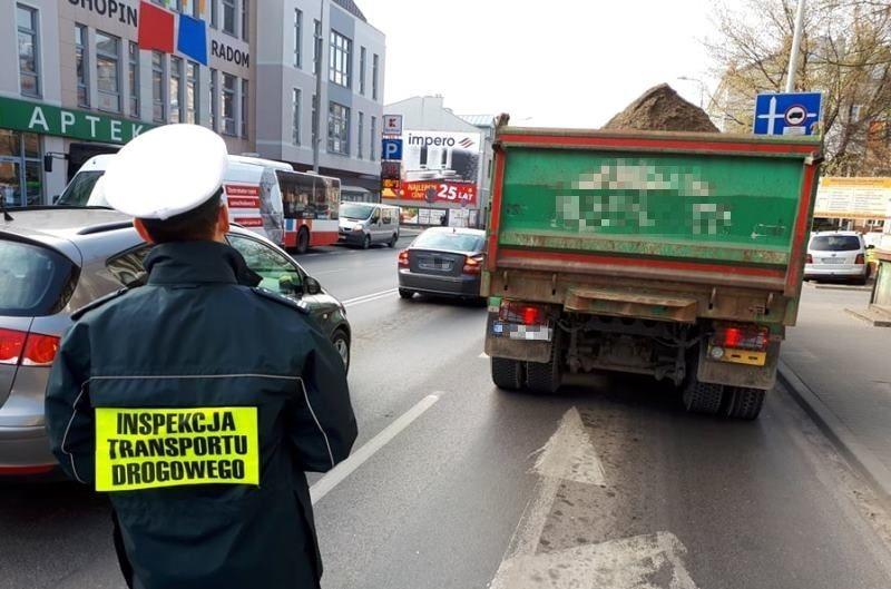 Wywrotka z suchym betonem zwróciła uwagę inspektorów przejeżdżających nieoznakowanym radiowozem przez ulicę 25 Czerwca w Radomiu.