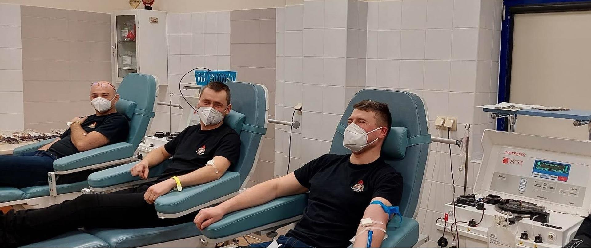 Strażacy oddają krew w ramach akcji członków klubu honorowych dawców krwi przy Komendzie Powiatowej PSP w Krotoszynie. Na zdjęciu czwórka strażaków w siedzibie Regionalnego Centrum Krwiodawstwa i Krwiolecznictwa w Krotoszynie oddaje krew. 