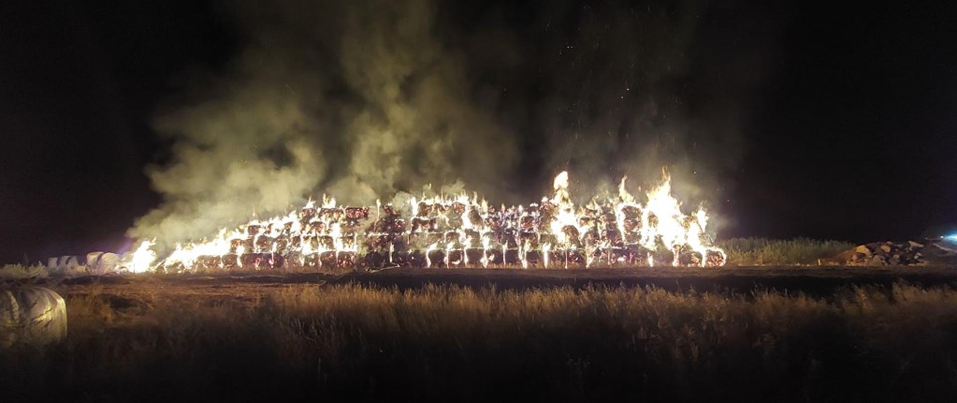 na zdjęciu widać pożar ponad 200 balotów słomy ułożony w stóg