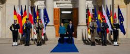 Angela Merkel i Mateusz Morawiecki przed pałacem na wyspie.