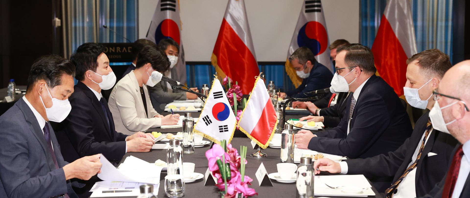 Minister ziemi, infrastruktury i transportu Republiki Korei Won Hee-ryong oraz wiceminister Marcin Horała podczas spotkania dotyczącego współpracy dwustronnej w ramach realizacji Centralnego Portu Komunikacyjnego