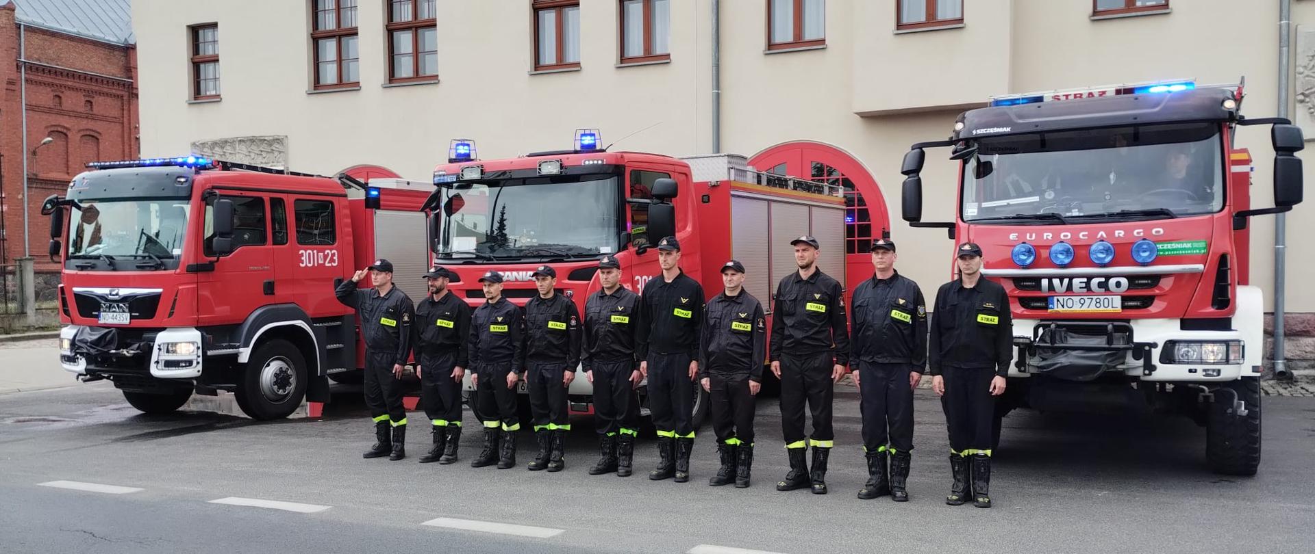 Strażacy z jednostek ratowniczo-gaśniczych KM PSP Olsztyn oddali hołd Powstańcom Warszawskim