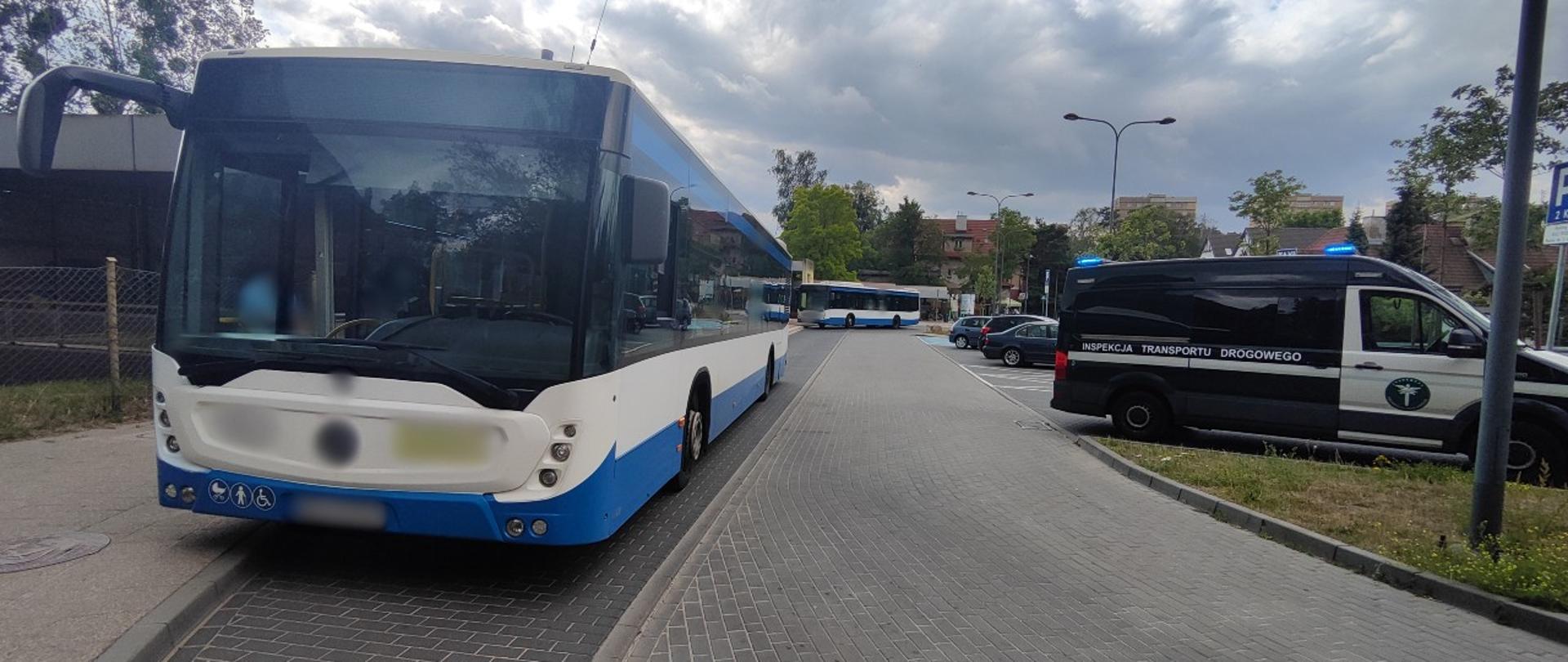 Inspektorzy pomorskiej Inspekcji Transportu Drogowego przeprowadzają kontrole autobusów komunikacji miejskiej na terenie Sopotu.