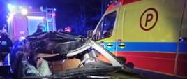 Uszkodzony samochód marki Audi przez potrąconego łosia oraz służby ratunkowe