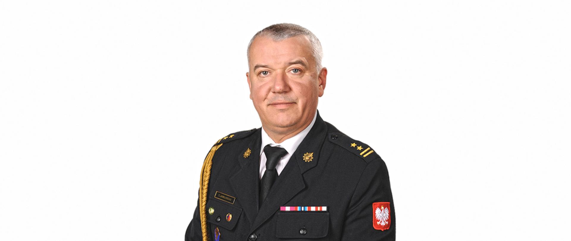 Na zdjęciu brygadier Tomasz JABŁOŃSKI - Zastępca Komendanta Powiatowego PSP w Ostrzeszowie w mundurze galowym.
