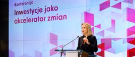 Wiceprezes Europejskiego Banku Inwestycyjnego prof. Teresa Czerwińska stojąca przy mikrofonie podczas konferencji EBI „Inwestycje jako akcelerator zmian".