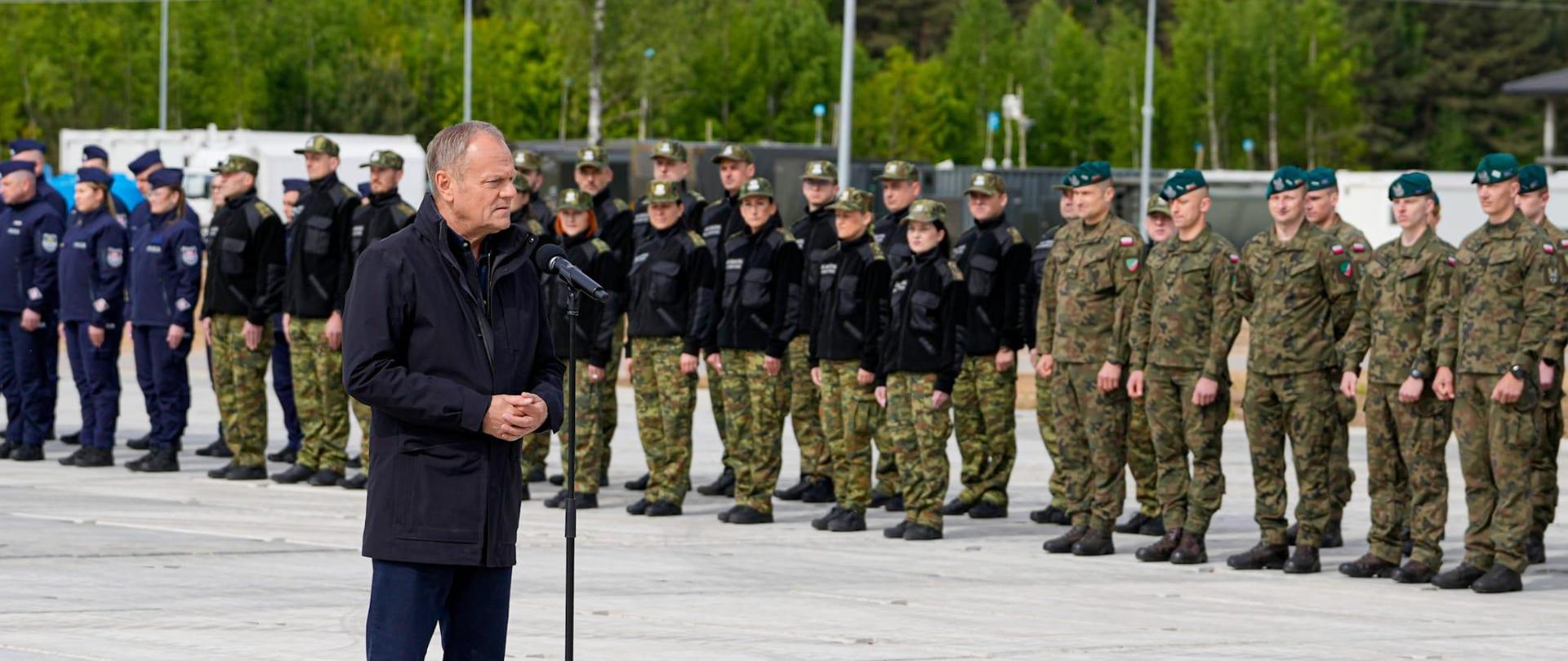 Wizyta premiera Tuska w Wojskowym Zgrupowaniu Zadaniowym Podlasie