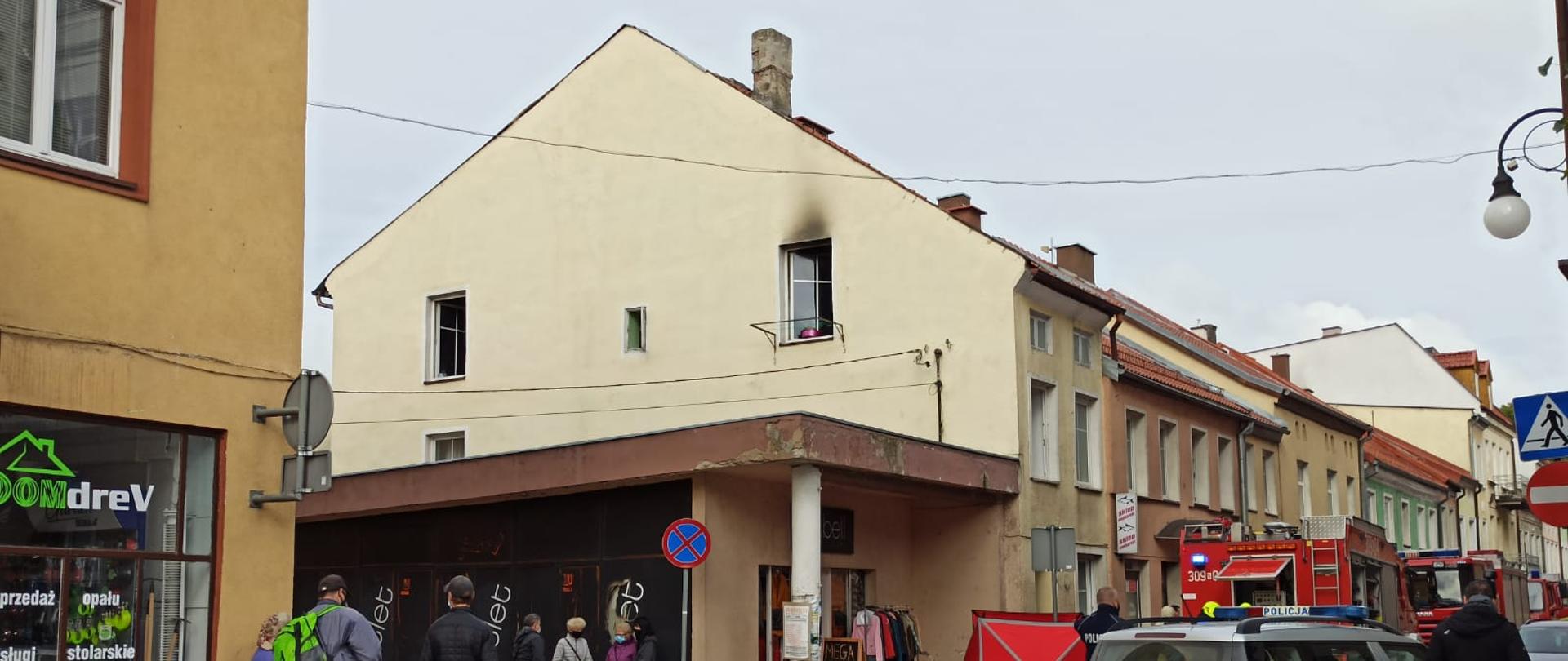 Zdjęcie ukazuje budynek w którym doszło do pożaru mieszkania w miejscowości Barczewo