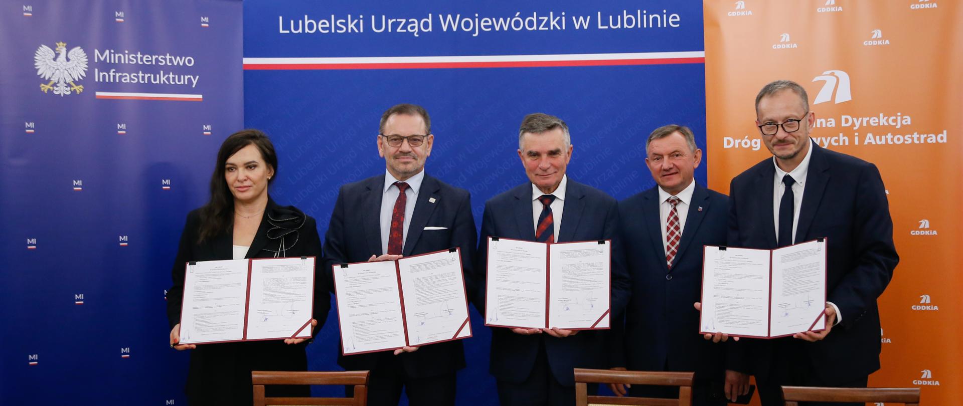 Podpisanie umowy na rozbudowę DK74 Gorajec-Szczebrzeszyn. Zdjęcie grupowe.