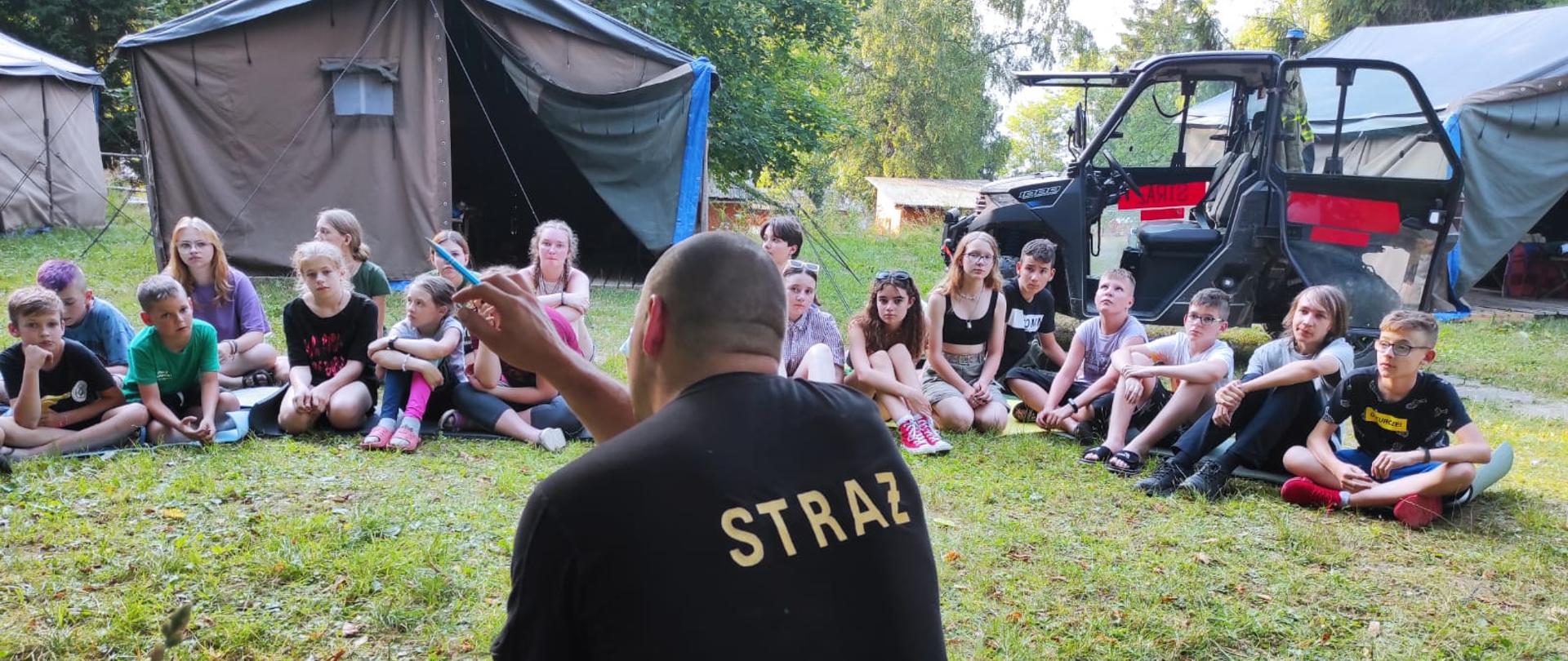 Zdjęcie przedstawia funkcjonariuszy KP PSP w Lesku na obozie harcerskim w Ośrodku BERDO w Myczkowcach.