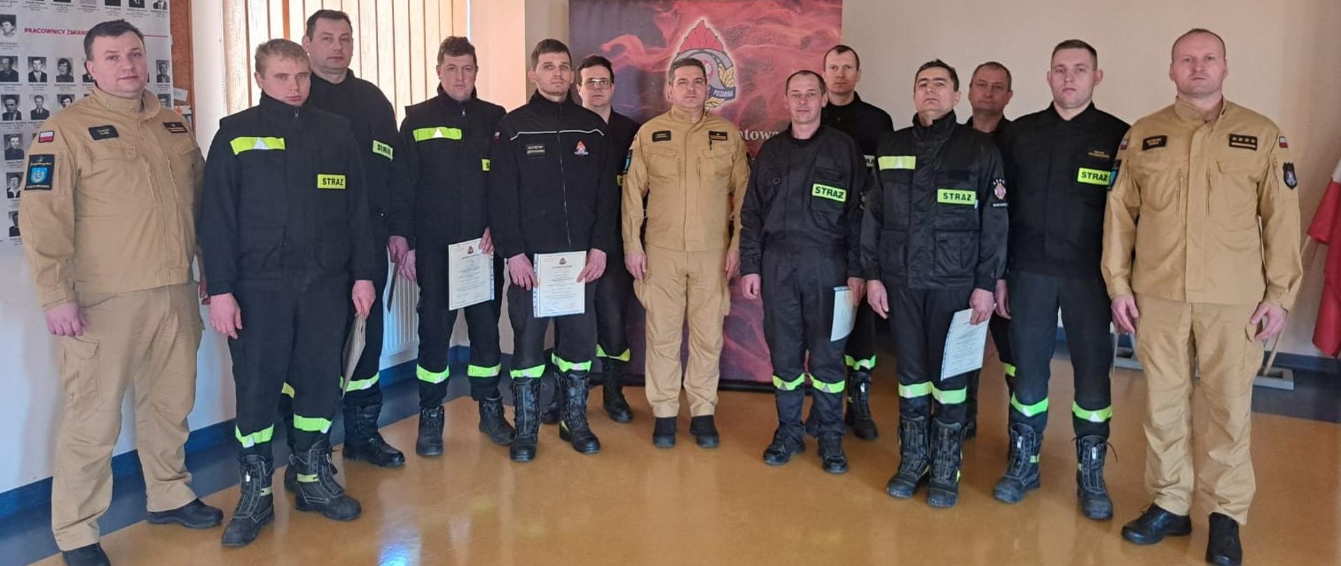 Strażacy - ratownicy Ochotniczych Straży Pożarnych z Komendantem Powiatowym PSP oraz członkami komisji egzaminacyjnej