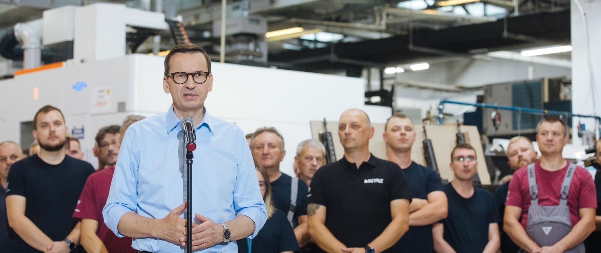 Premier Mateusz Morawiecki podczas konferencji prasowej w fabryce broni "Łucznik" w Radomiu.