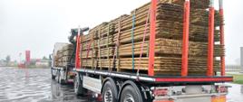 Zespół pojazdów przewożący wyroby z drewna ważył 49 t zamiast dopuszczalnych 40 t.