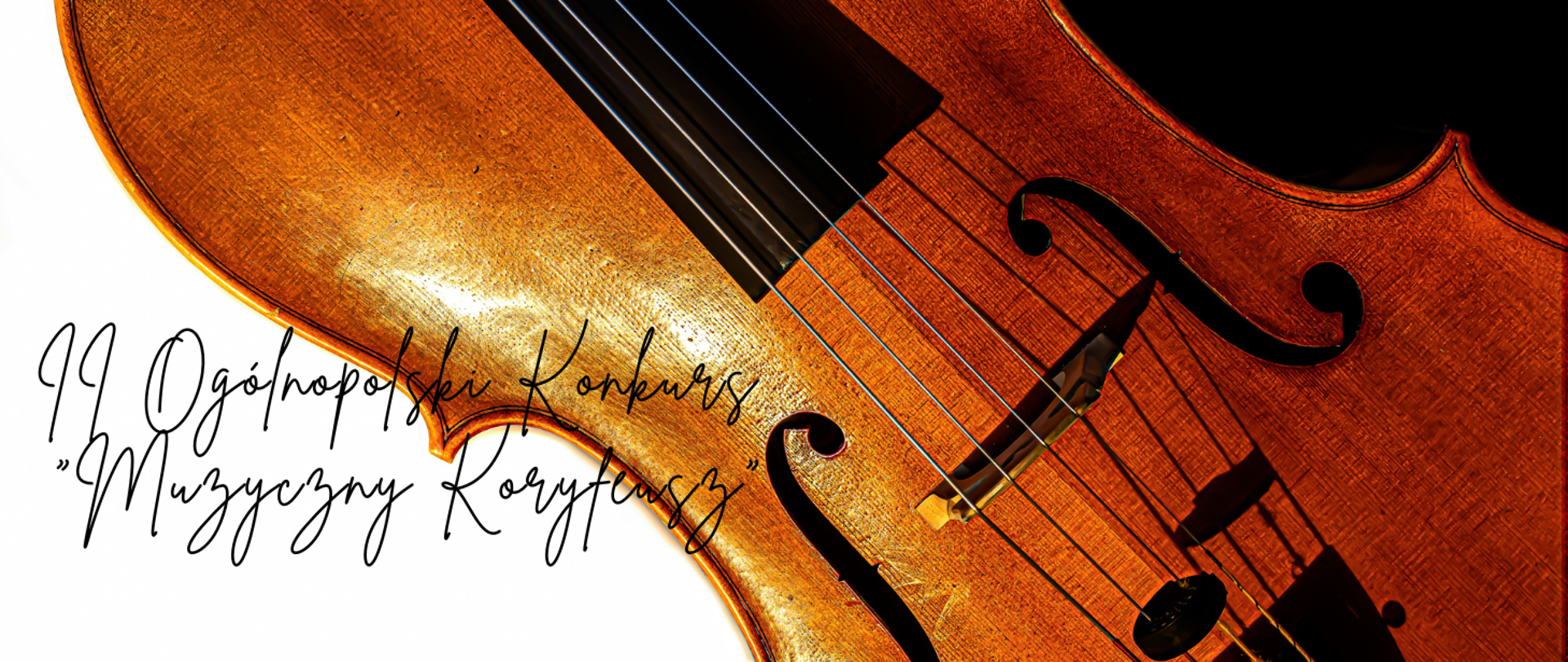 Kolorowa grafika skrzypiec ułożonych pod skosem (bez podbródka i gryfu). Z lewej strony skrzypiec białe tło, z prawej czarne tło. W lewym, dolnym rogu czarny napis II Ogólnopolski Konkurs "Muzyczny Koryfeusz"