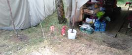 Na zdjęciu punkt p.poż. na obozie harcerskim. Gaśnica, szpadel, piasek oraz butelki z wodą.