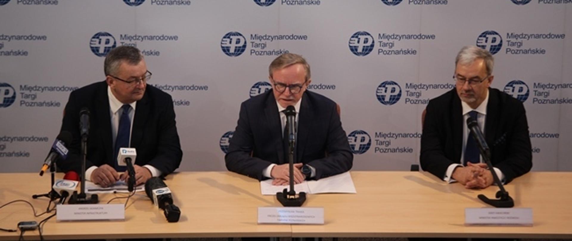 Minister infrastruktury Andrzej Adamczyk oraz minister inwestycji i rozwoju Jerzy Kwieciński otwierają targi Budma 2018