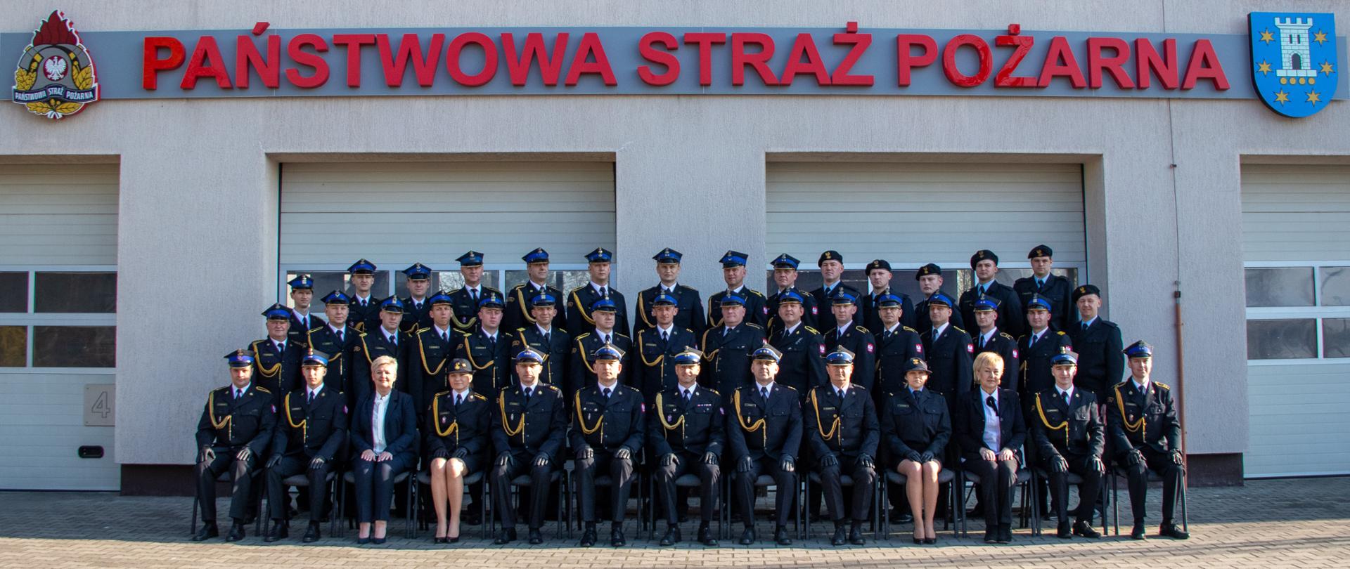 Na zdjęciu funkcjonariusze Komendy Powiatowej Państwowej Straży Pożarnej w Pleszewie w roku 2022