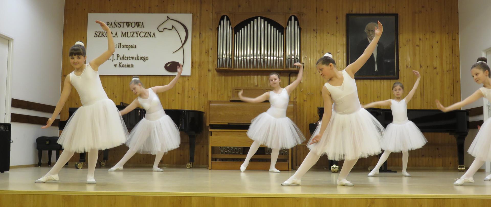 6 dziewczynek w stroju baletnicy tańczy na scenie PSM w Koninie