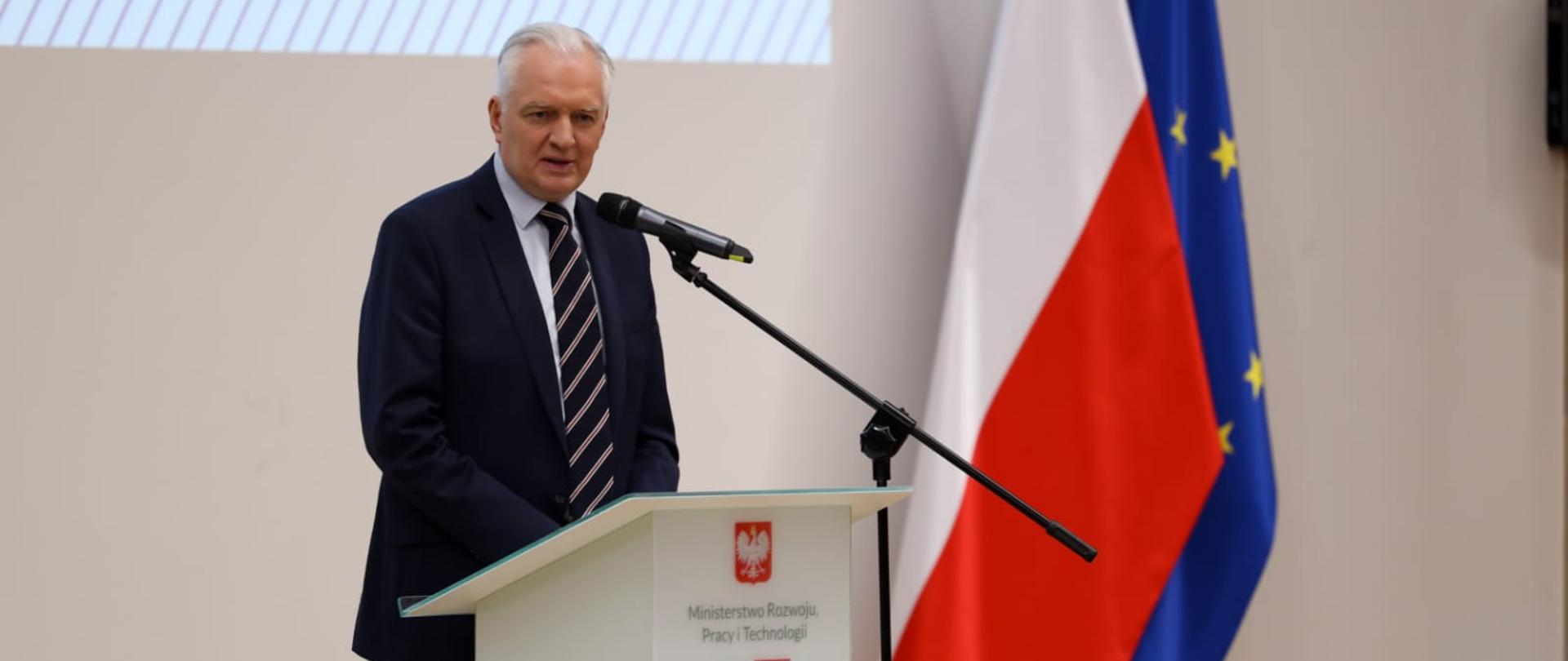 Wicepremier Jarosław Gowin przemawia za mównicą podczas spotkania z samorządowcami budującymi SIM
