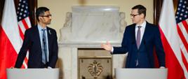Sundar Pichai i premier Mateusz Morawiecki stoją podczas konferencji prasowej.