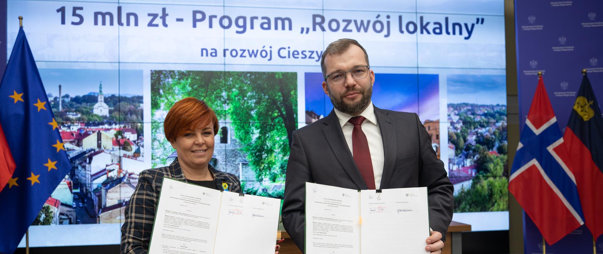 minister i burmistrz Cieszyna prezentują podpisaną umowę o dofinansowanie