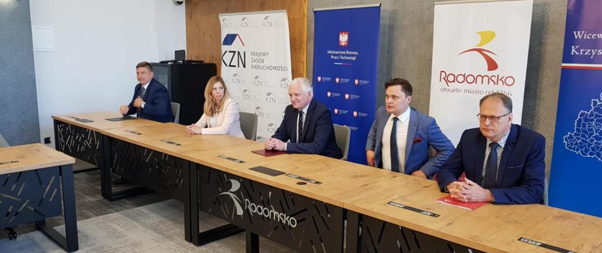 Na zdjęciu między innymi wicepremier Jarosław Gowin i wiceminister Anna Kornecka na konferencji w Radomsku dot. powołania nowej spółki SIM