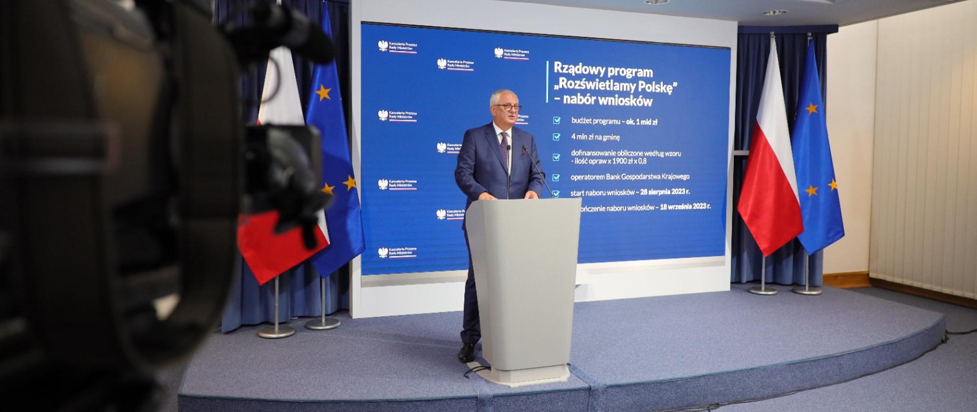 Wiceminister Grzegorz Piechowiak podczas konferencji prasowej, na której zaprezentował program rządowy „Rozświetlamy Polskę”.
