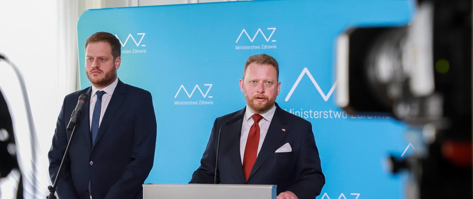 Na zdjęciu minister zdrowia Łukasz Szumowski i wiceminister Janusz Cieszyński