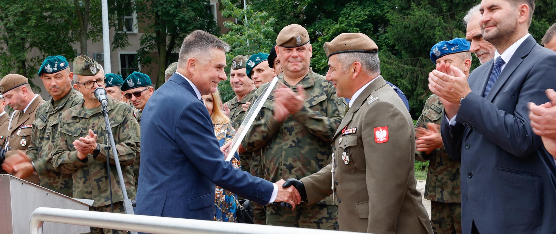 Wojewoda lubelski Lech Sprawka wręcza dyplom zastępcy dowódcy 2 Lubelskiej Brygady Obrony Terytorialnej.