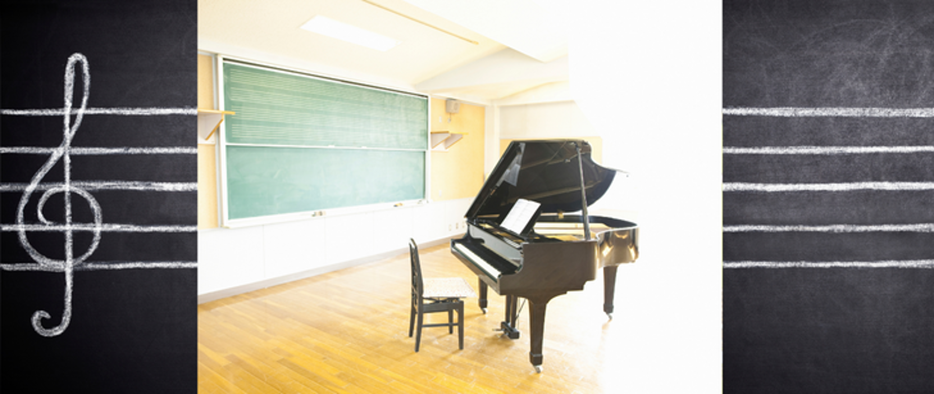 baner przedstawiający klasę lekcyjną z fortepianem , w tle banera czarna tablica z narysowaną kredą pięciolinią z kluczem wiolinowym