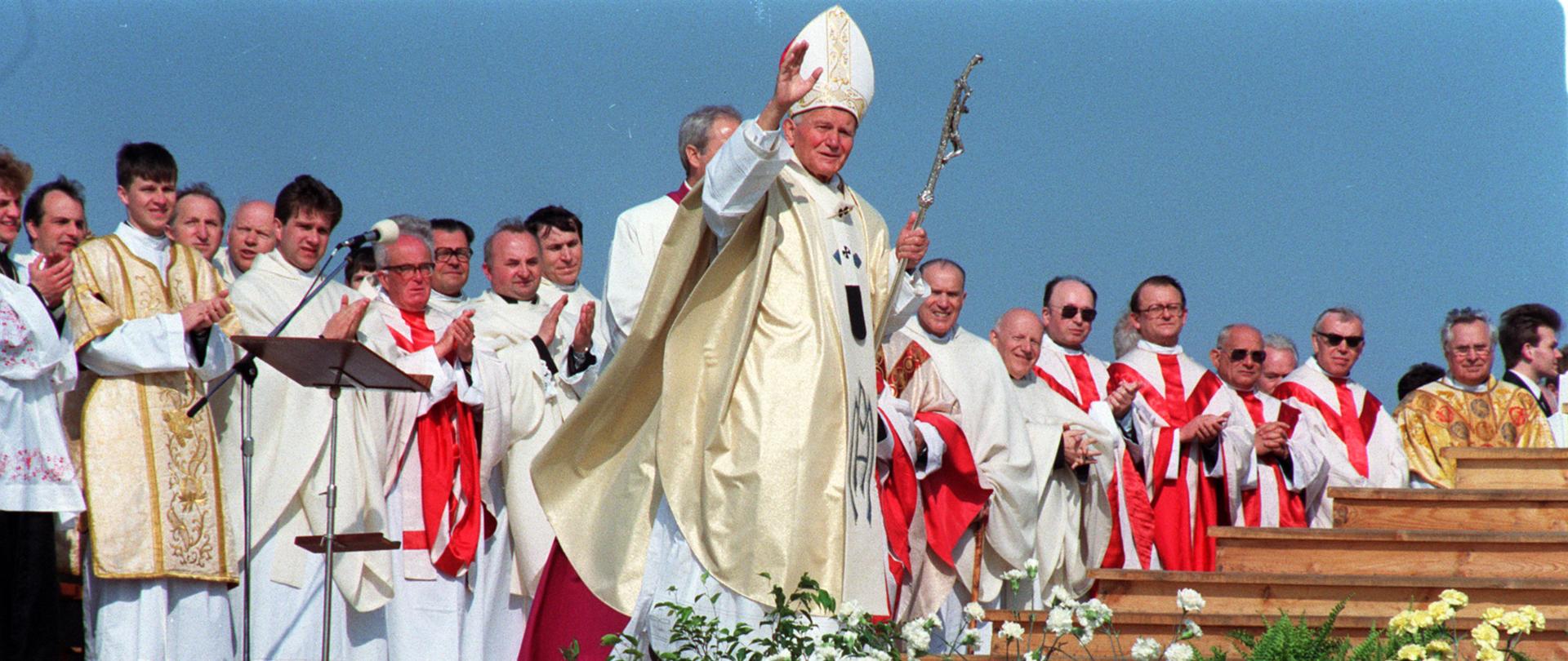 fot. Wojciech Stan/PAP. Wizyta Jana Pawła II w Polsce - Lubaczów 1991 r. 