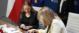 Minister funduszy i polityki regionalnej Katarzyna Pełczyńska-Nałęcz i wiceministra Monika Sikora, panie minister oglądają specjalne kredki dla dzieci z niepełnosparwnościami