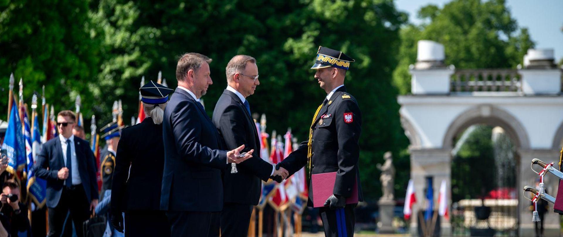 Warmińsko-Mazurski Komendant Wojewódzki PSP awansowany na stopień generalski, odbiera nominacje i szable od Prezydenta Polski i ministra MSWiA.