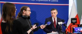 Wojewoda Lech Sprawka przemawia do zebranych dziennikarzy na konferencji prasowej.