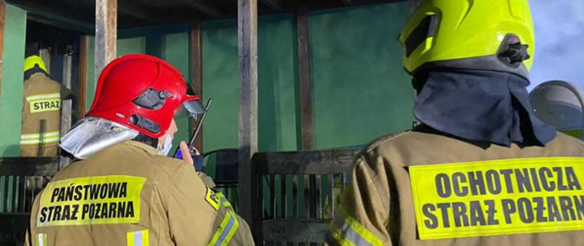 Zdjęcie przedstawia strażaków Państwowej i Ochotniczej Straży Pożarnej podczas działań ratowniczo-gaśniczych.